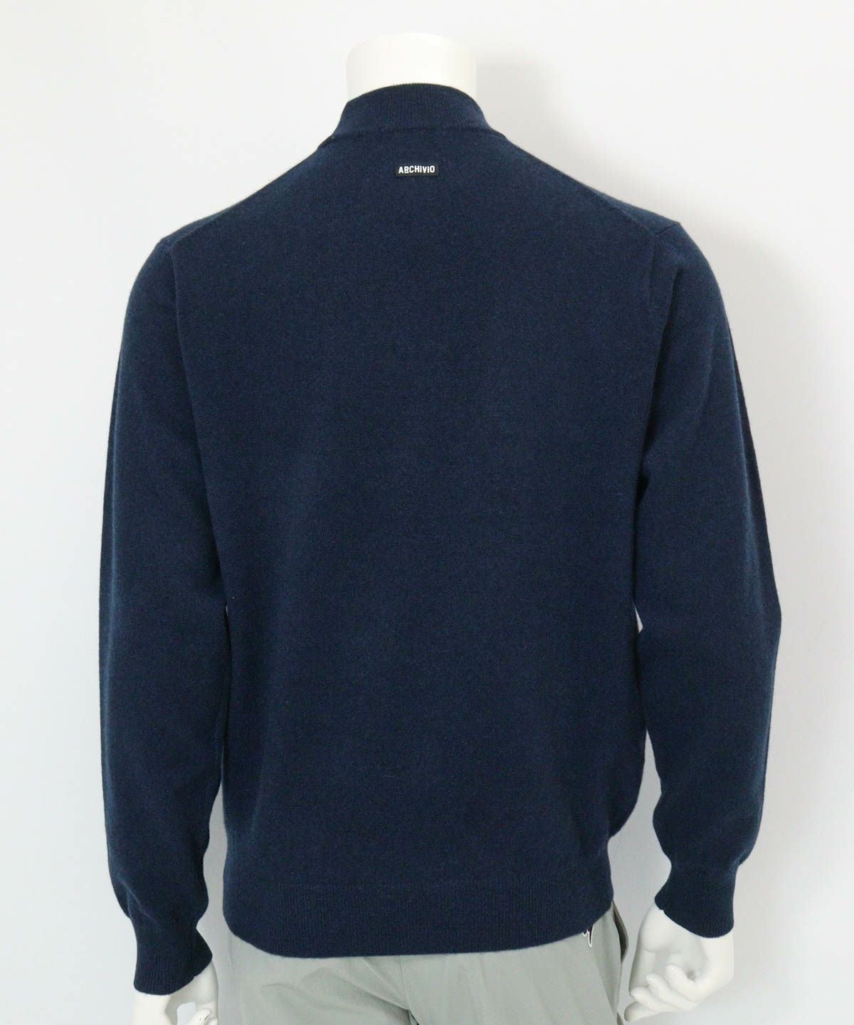 【メンズ】カシミヤ100％ロゴポケットニット(ネイビー)後ろ