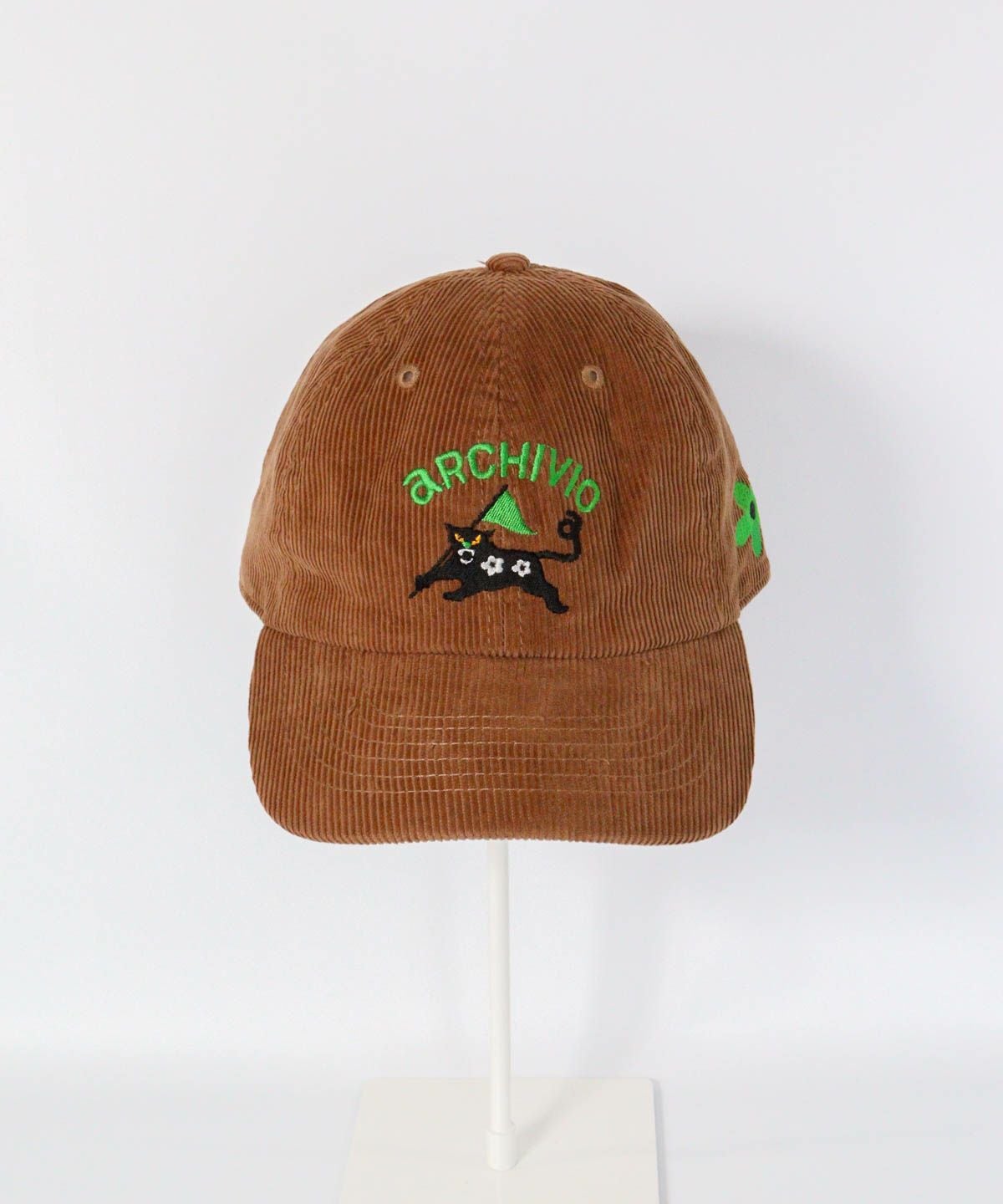 コーデュロイ刺繍キャップ正面（ブラウン）