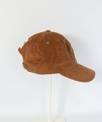 コーデュロイ刺繍キャップ右横（ブラウン）