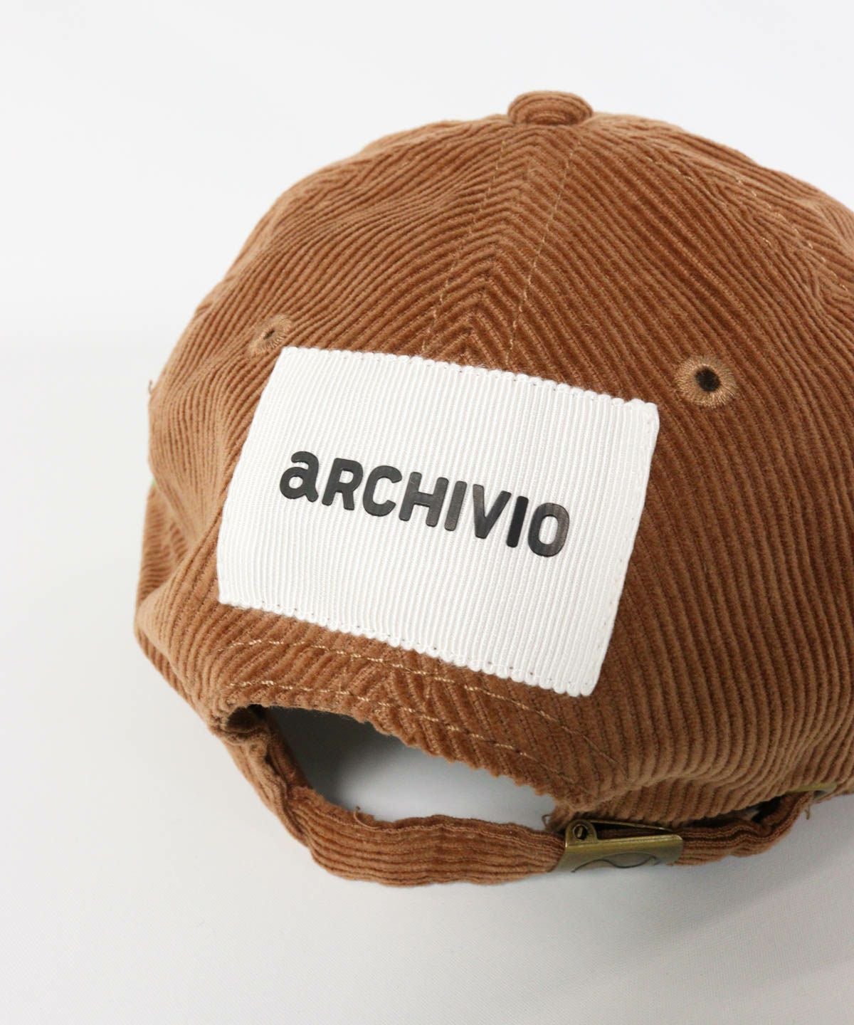 ロゴタグ部分（ブラウン)