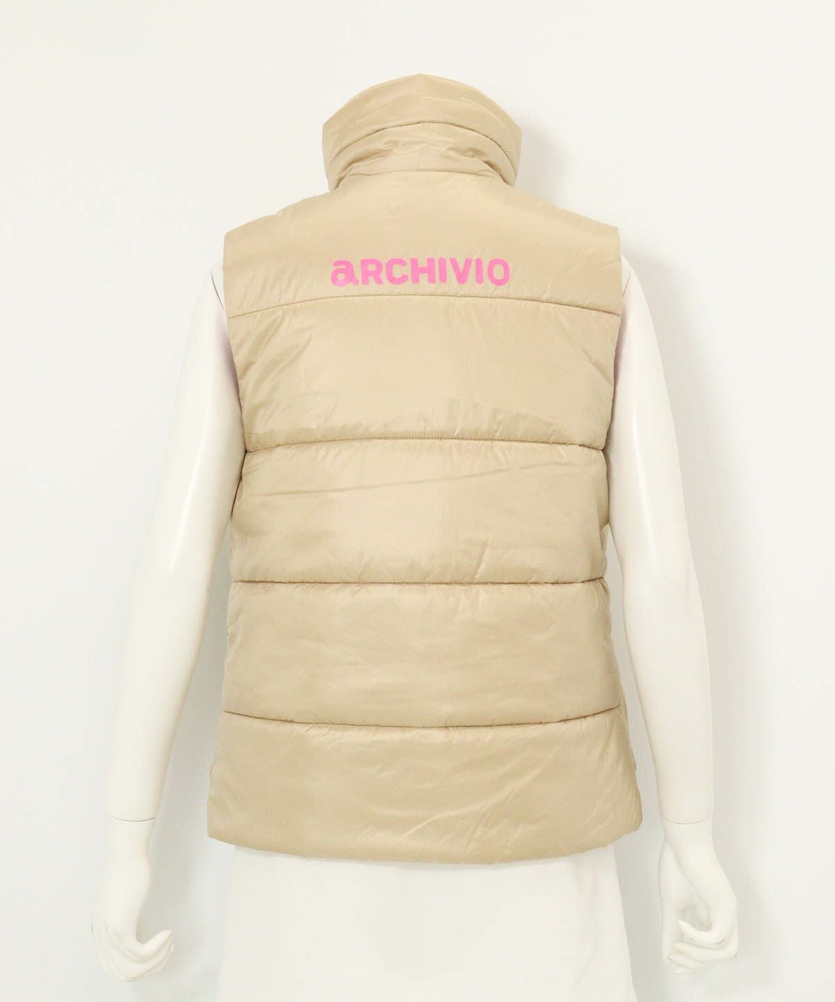 中綿サイドロゴベスト(ベージュ)後ろ