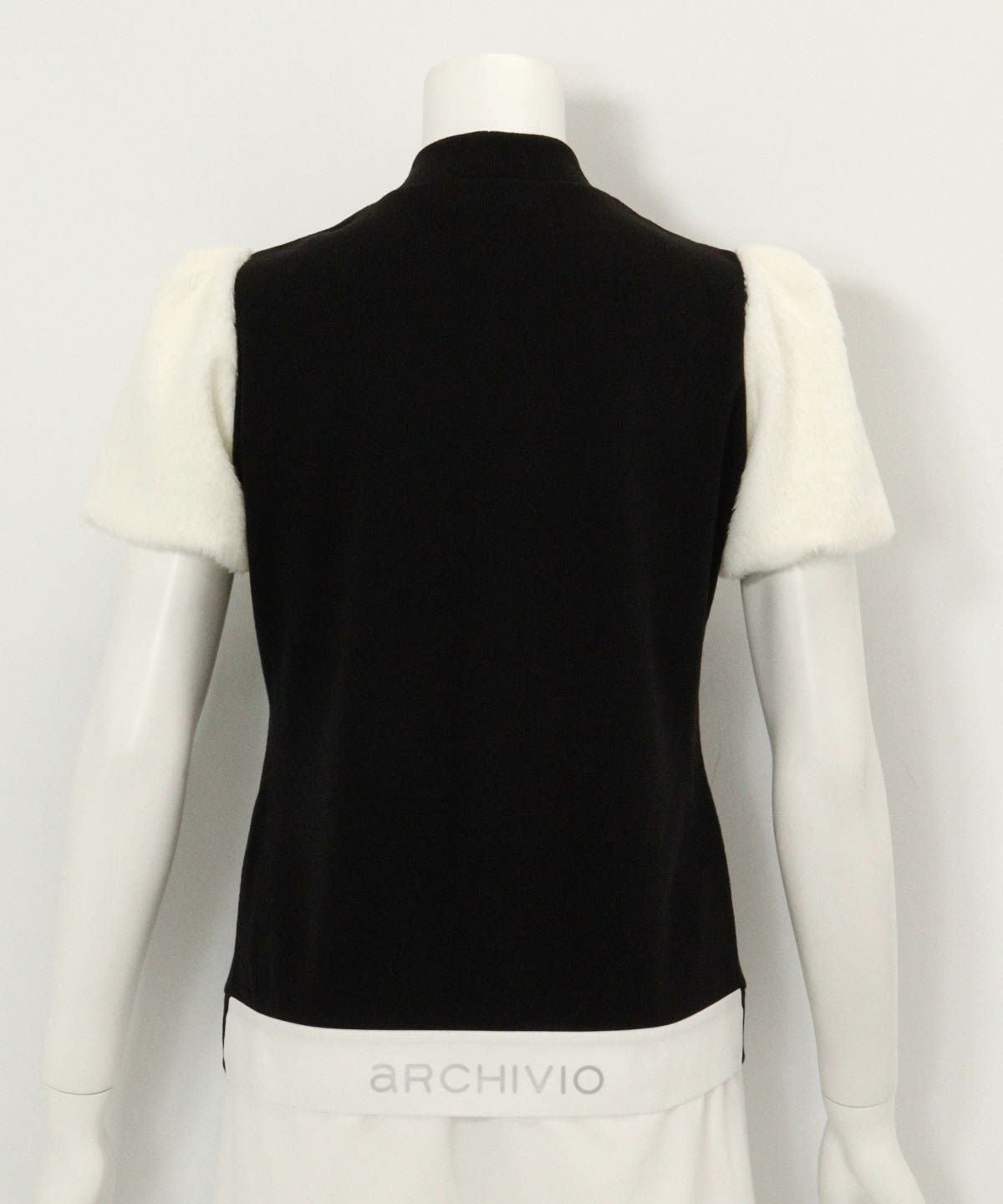 袖ファー切替プルオーバー(ブラック)後ろ