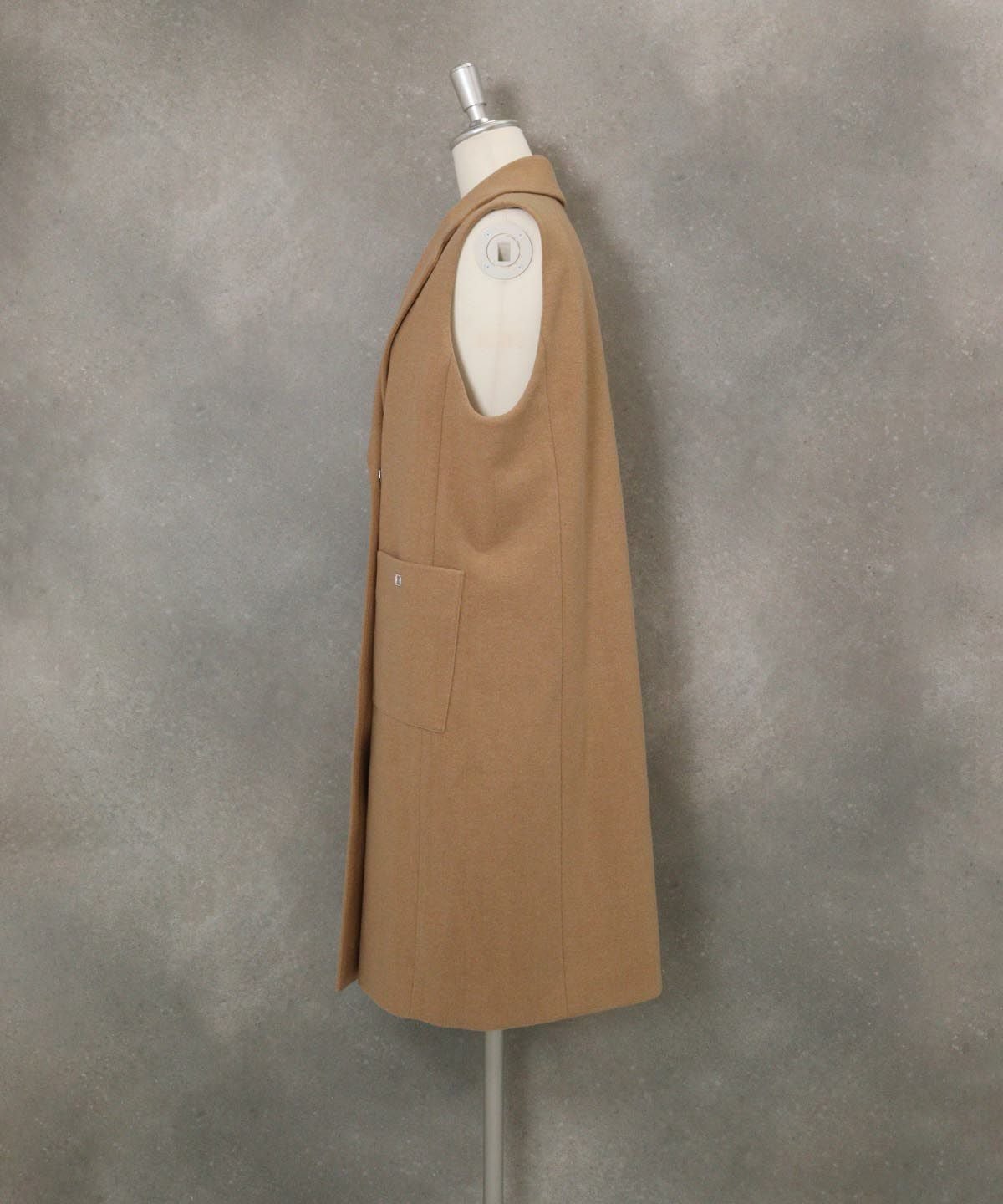 ウールライクロングベスト横（キャメル）