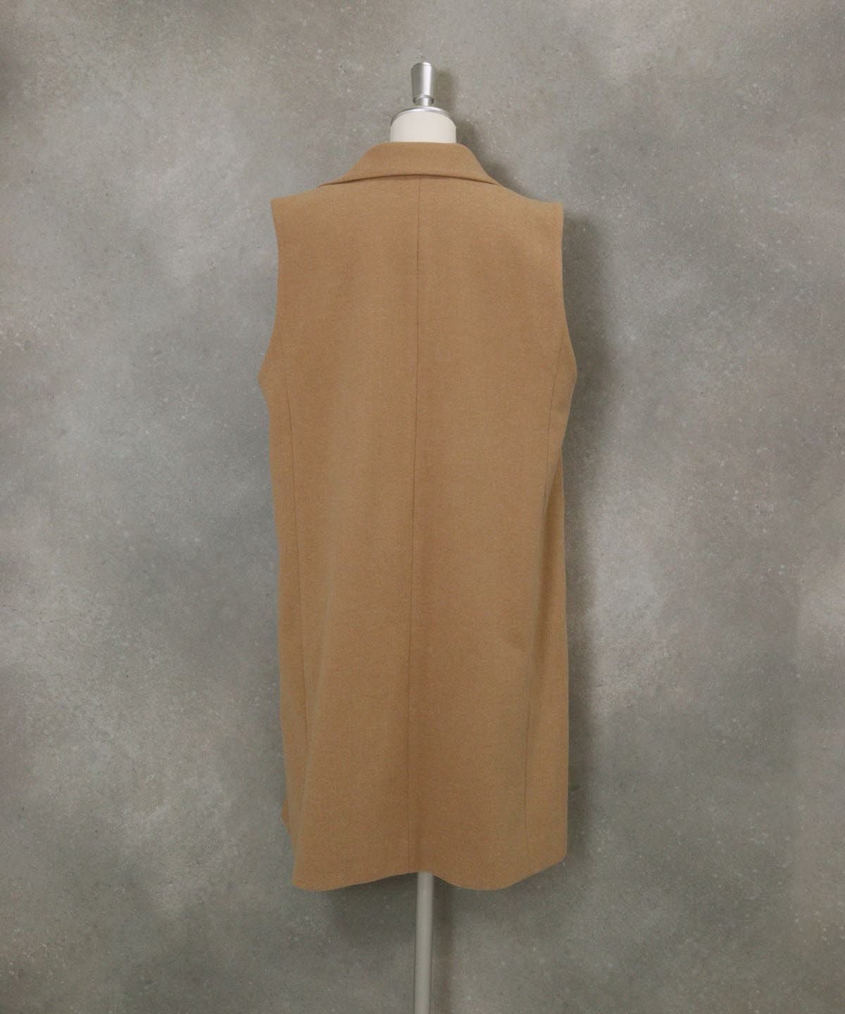 ウールライクロングベスト後ろ（キャメル）