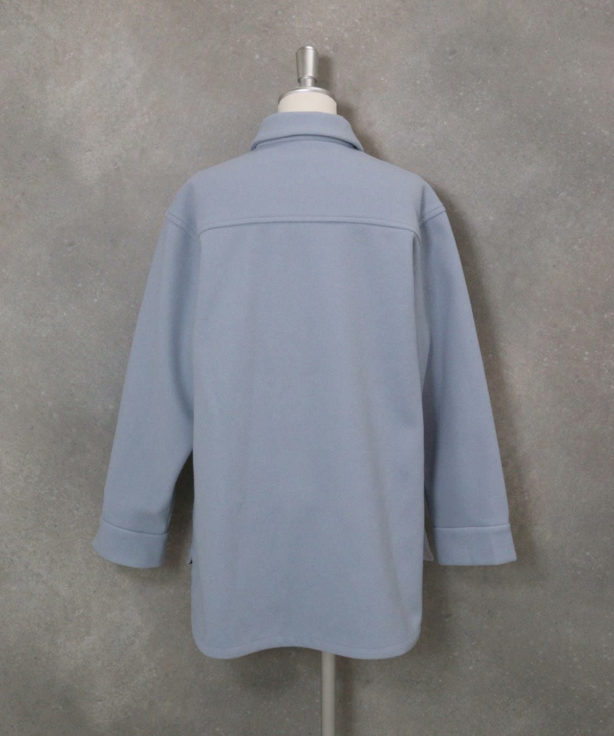ウールライク保温ジャケット後（ライトブルー）