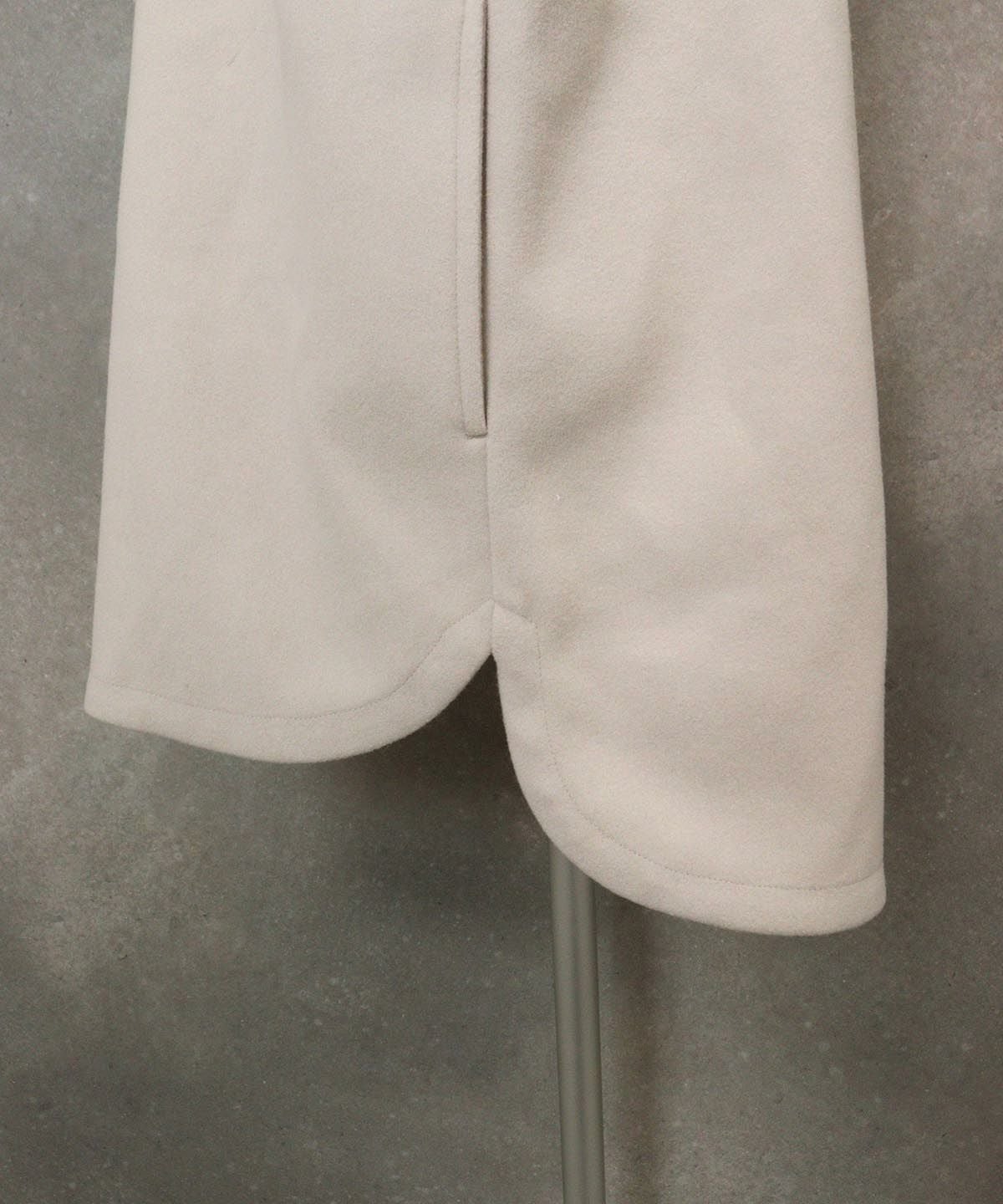 裾スリット部分（ベージュ）