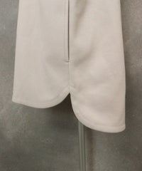 裾スリット部分（ベージュ）