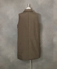 撥水中綿テーラードベスト後ろ（カーキ）