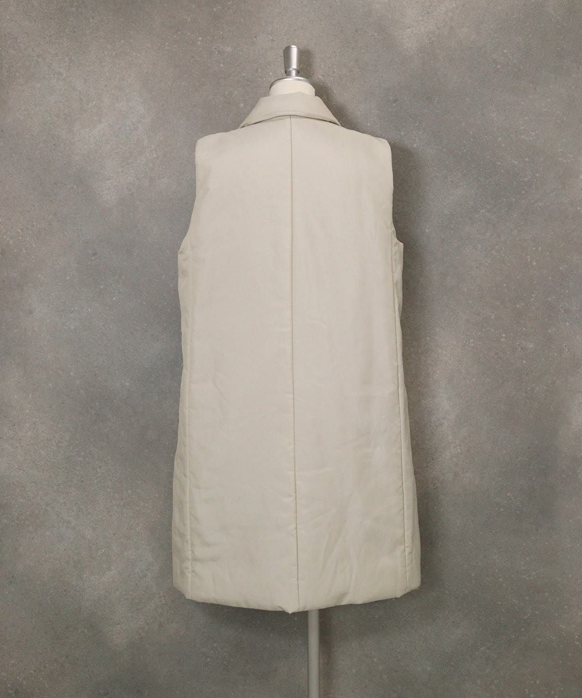 撥水中綿テーラードベスト後ろ（ライトグレー）