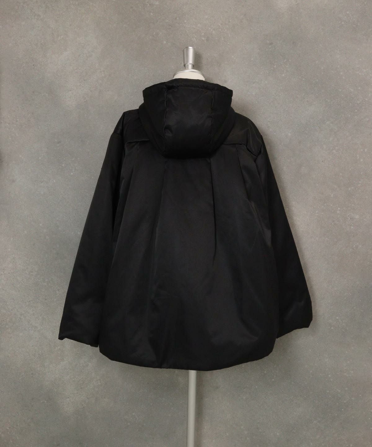 フード付き撥水中綿ジャケット後ろ（ブラック）