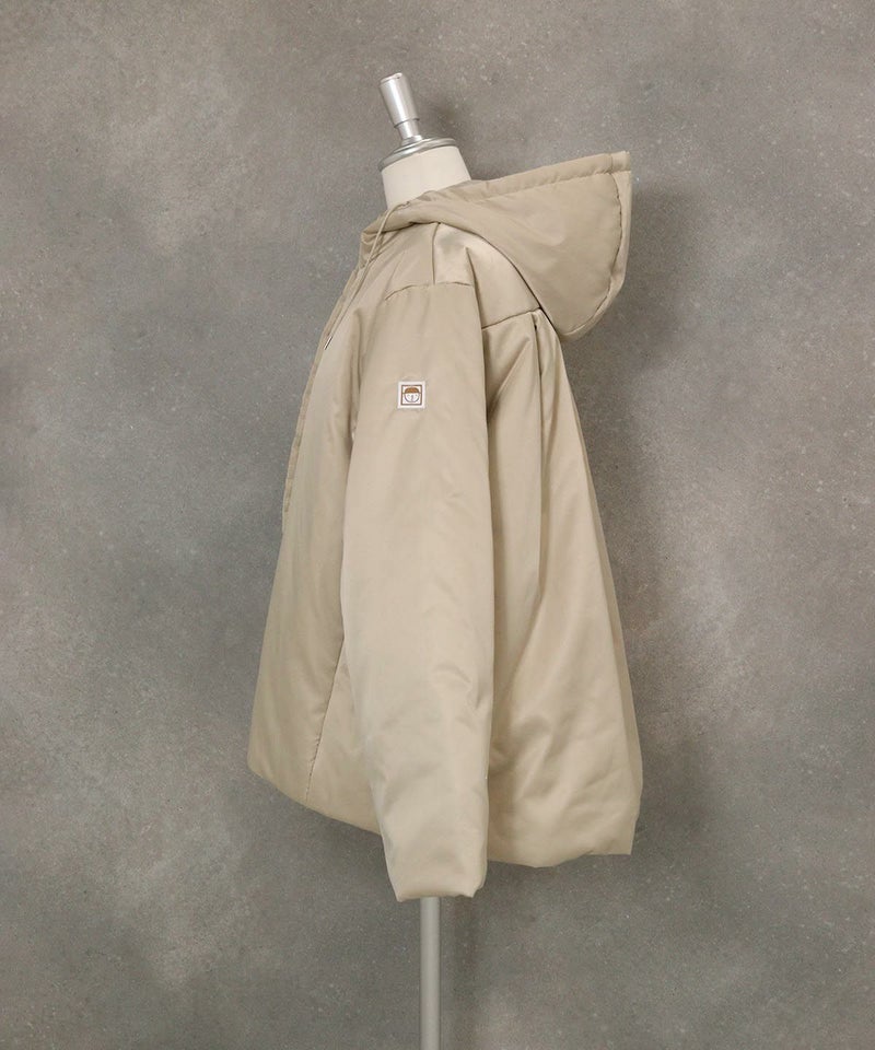フード付き撥水中綿ジャケット横（ベージュ）