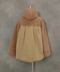 ブローチ付きボアジャケット後ろ（ベージュ）