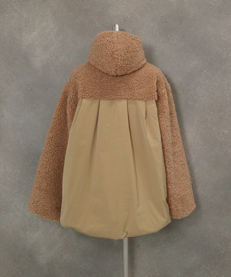 ブローチ付きボアジャケット後ろ（ベージュ）