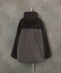 ブローチ付きボアジャケット後ろ（グレー）