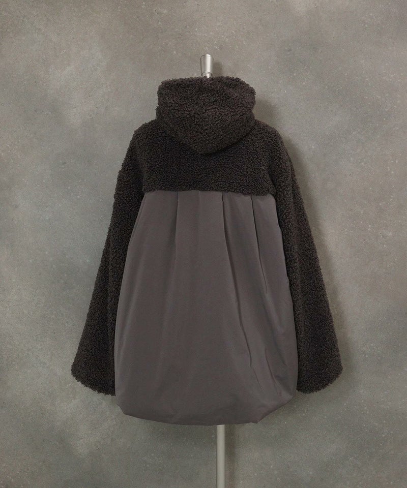 ブローチ付きボアジャケット後ろ（グレー）