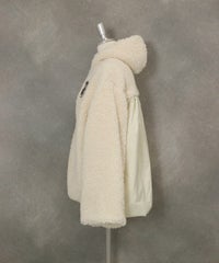 ブローチ付きボアジャケット横（ホワイト）