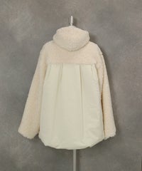 ブローチ付きボアジャケット後ろ（ホワイト）