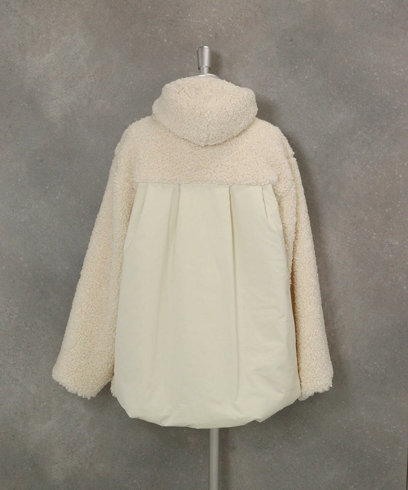 ブローチ付きボアジャケット後ろ（ホワイト）