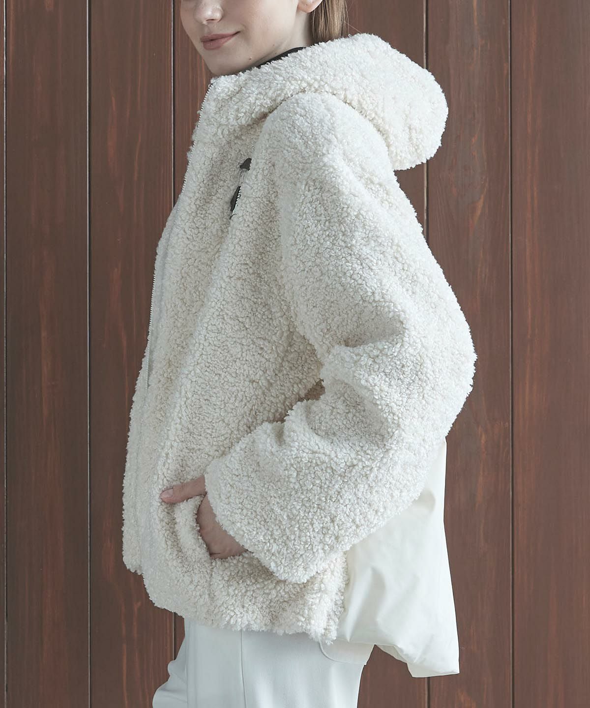 モデル着用カタログ画像（ホワイト）