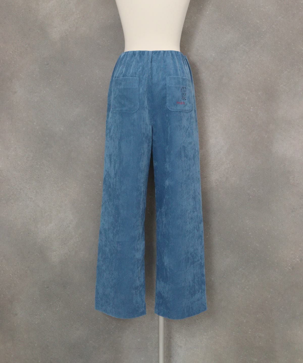 コーデュロイ刺繍ワイドパンツ後ろ（ブルー）