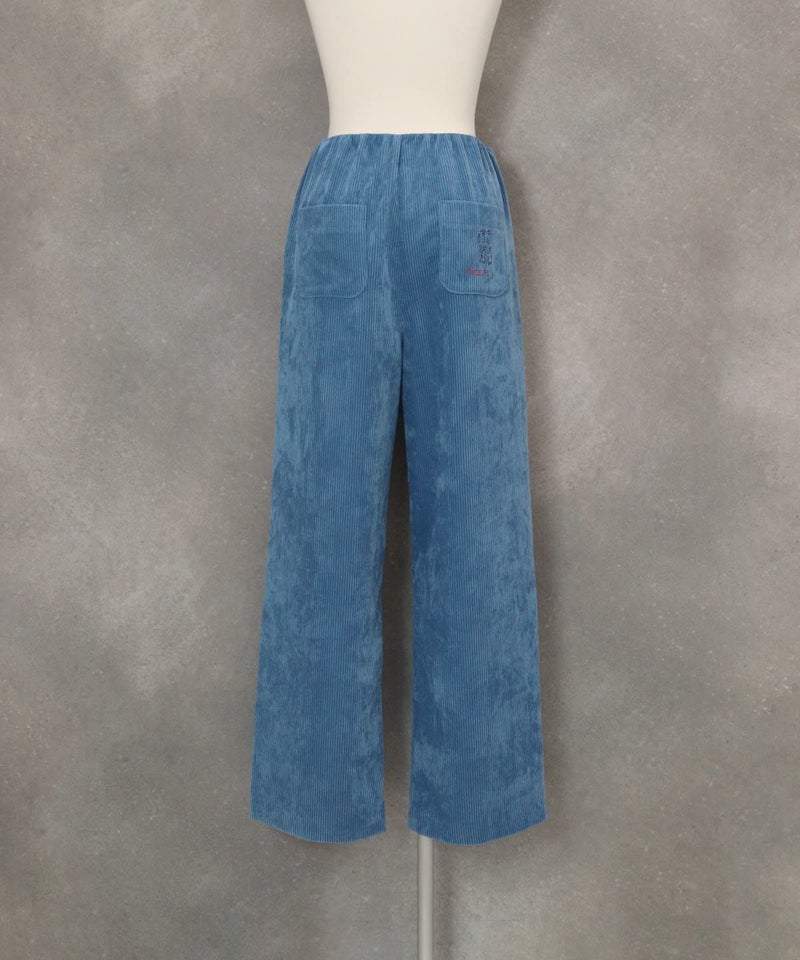 コーデュロイ刺繍ワイドパンツ後ろ（ブルー）