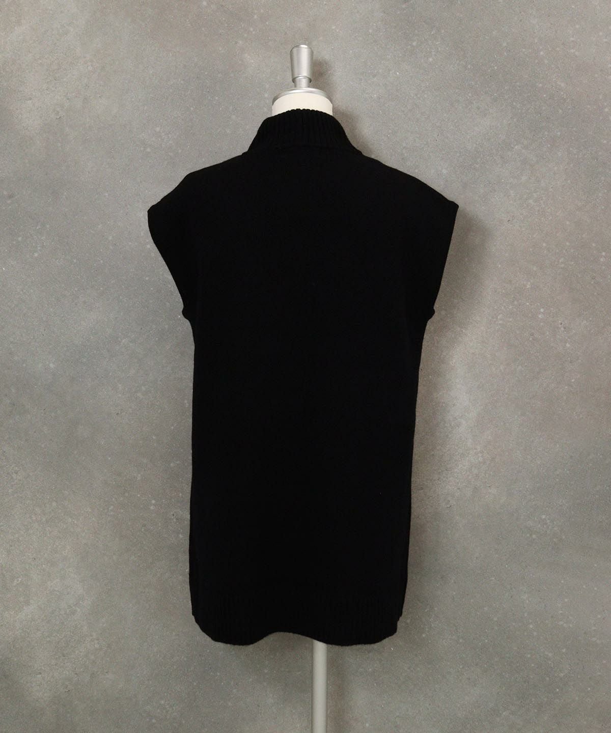 ウール100％チュニック丈ニットベスト後（ブラック）