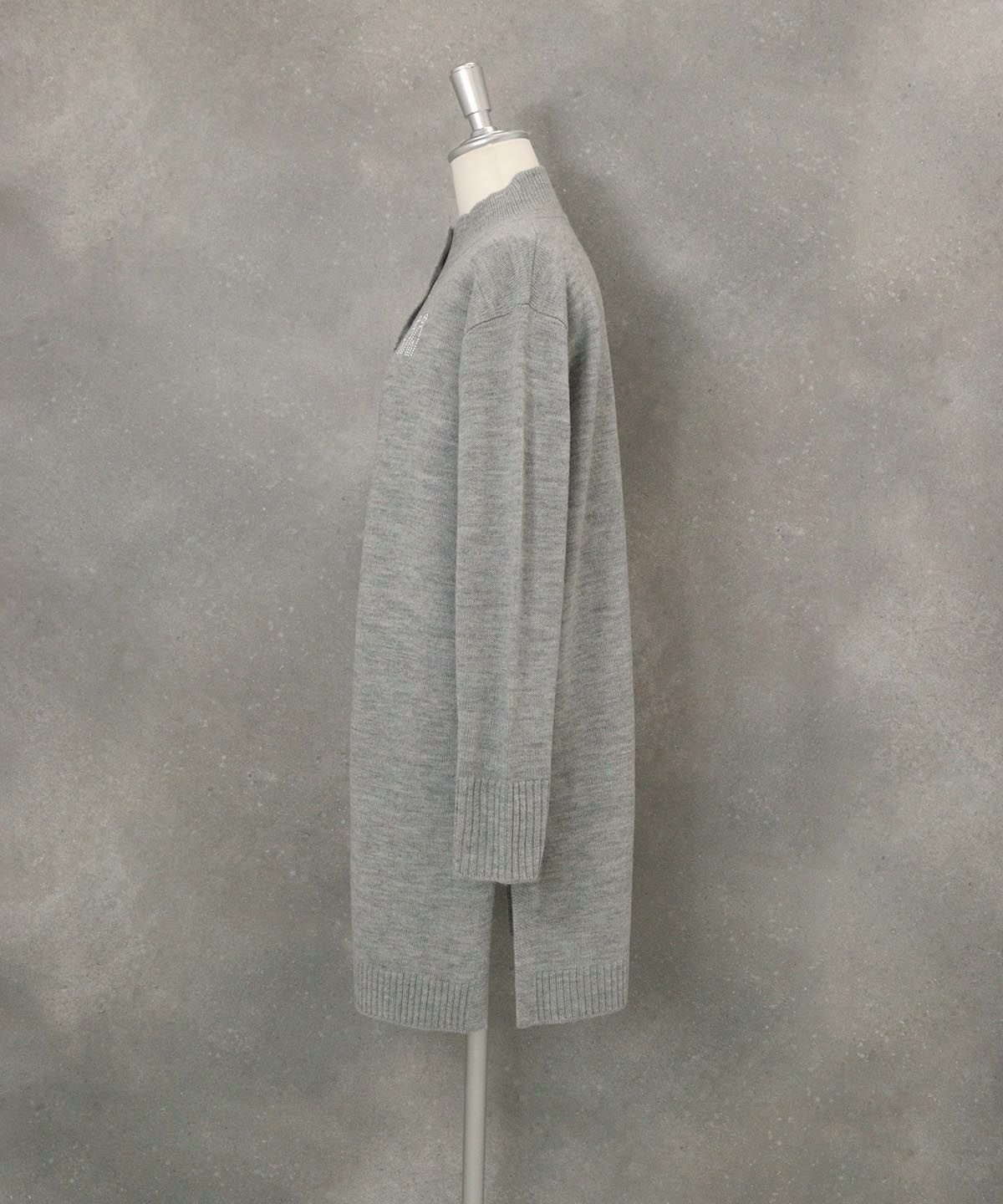 ウール100％ボタンニットカーディガン横（ライトグレー）