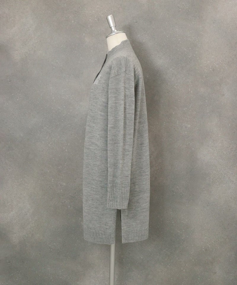 ウール100％ボタンニットカーディガン横（ライトグレー）
