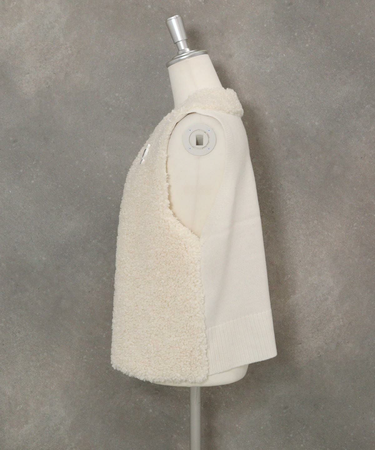 ボア×ニット切替ベスト横（ホワイト）