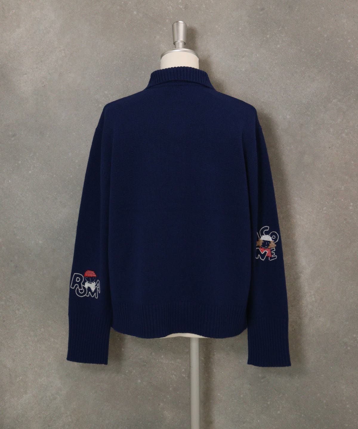 ウール100％袖刺繍ニットカーディガン後（ネイビー）