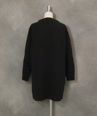 袖口切替ニットワンピース後ろ（ブラック）