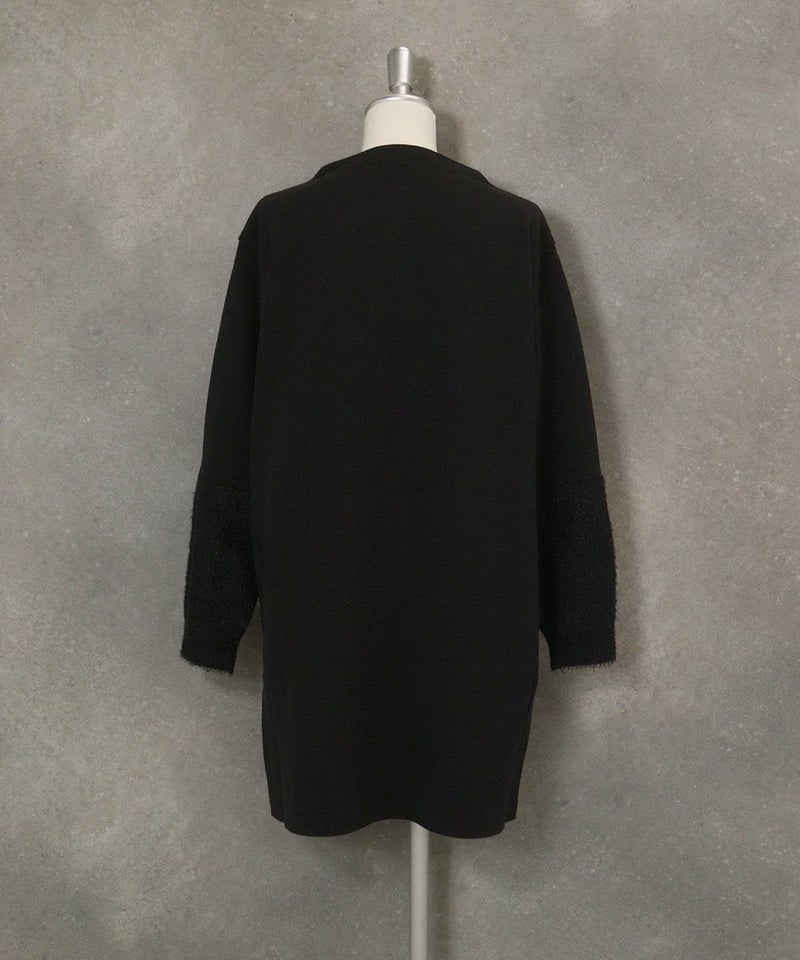 袖口切替ニットワンピース後ろ（ブラック）