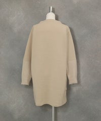 袖口切替ニットワンピース後ろ（ベージュ）