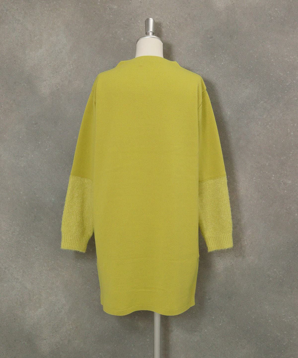 袖口切替ニットワンピース後ろ（ライトグリーン）