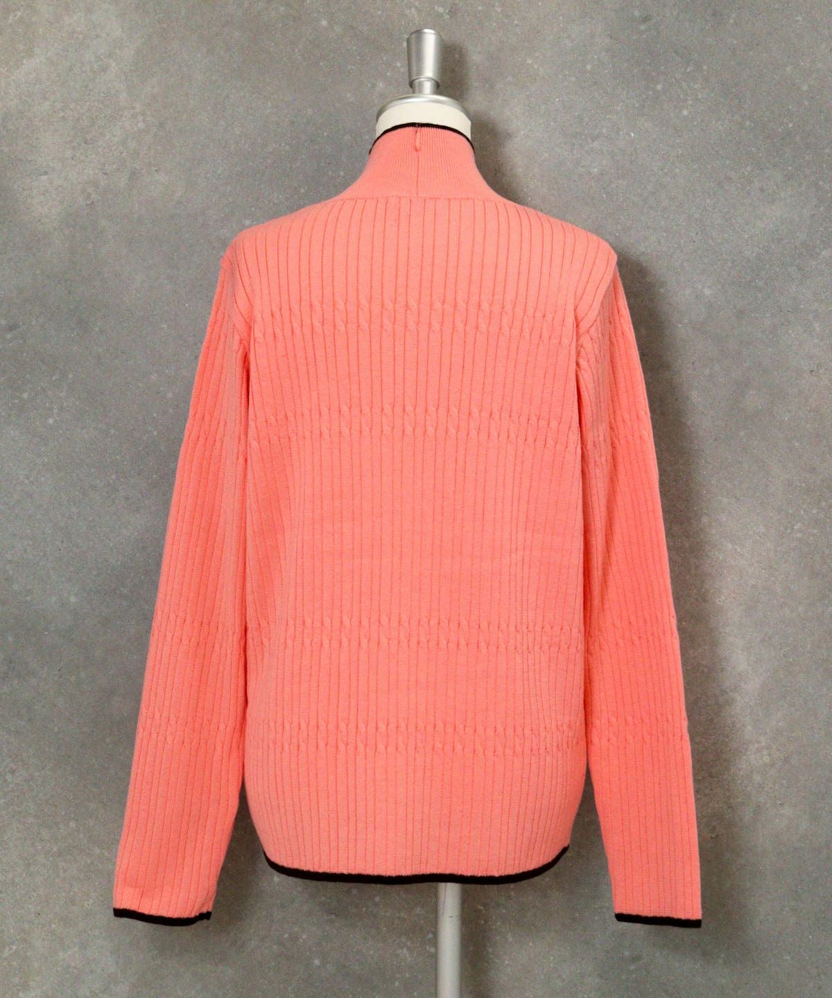 リブケーブルハイネックニット後（オレンジ）