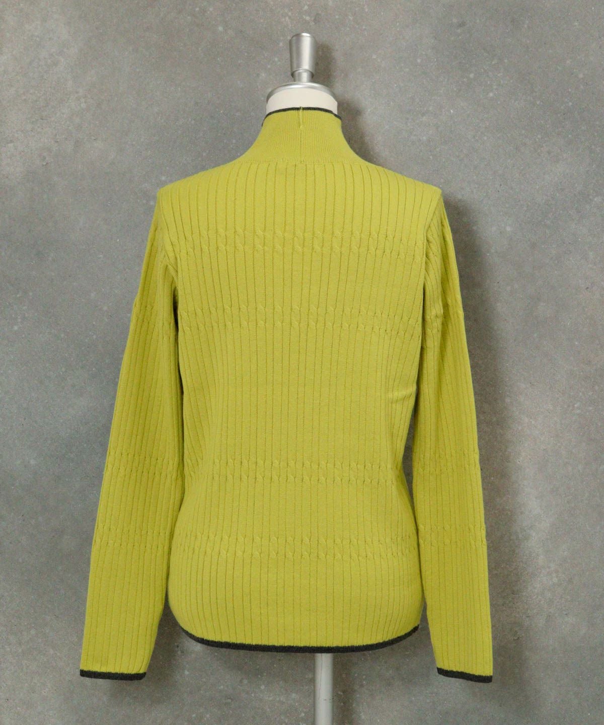 リブケーブルハイネックニット後（ライトグリーン）