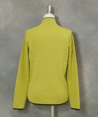 リブケーブルハイネックニット後（ライトグリーン）