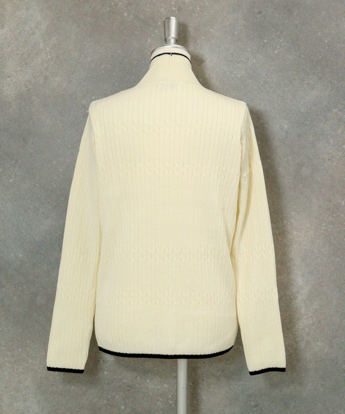 リブケーブルハイネックニット後（ホワイト）
