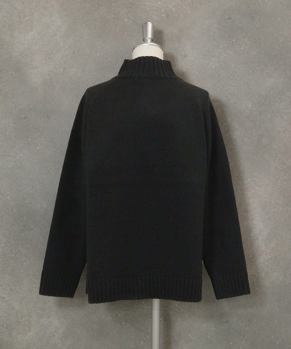 ウール混パイル風ポケットニット後ろ（ブラック）