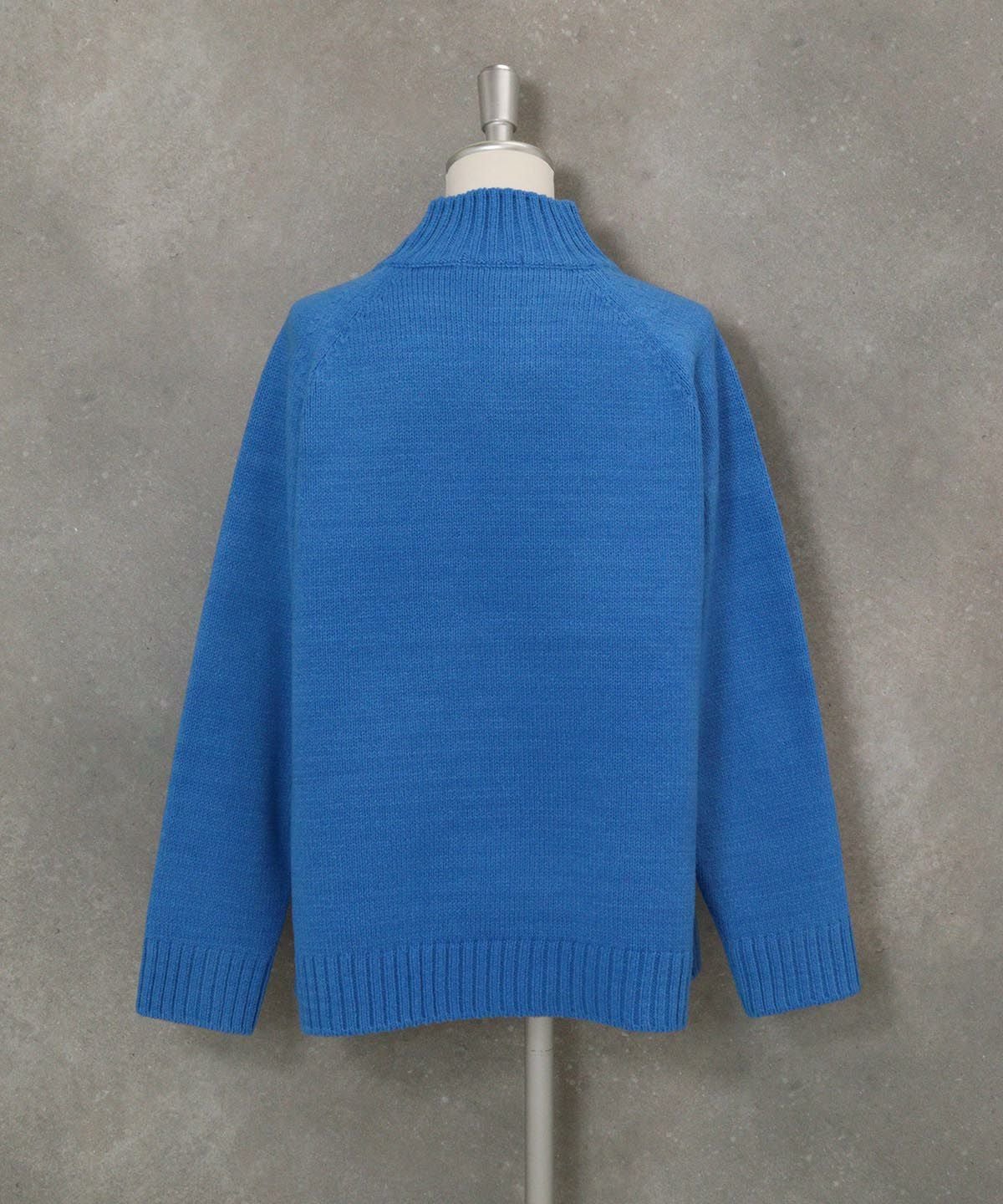 ウール混パイル風ポケットニット後ろ（ブルー）