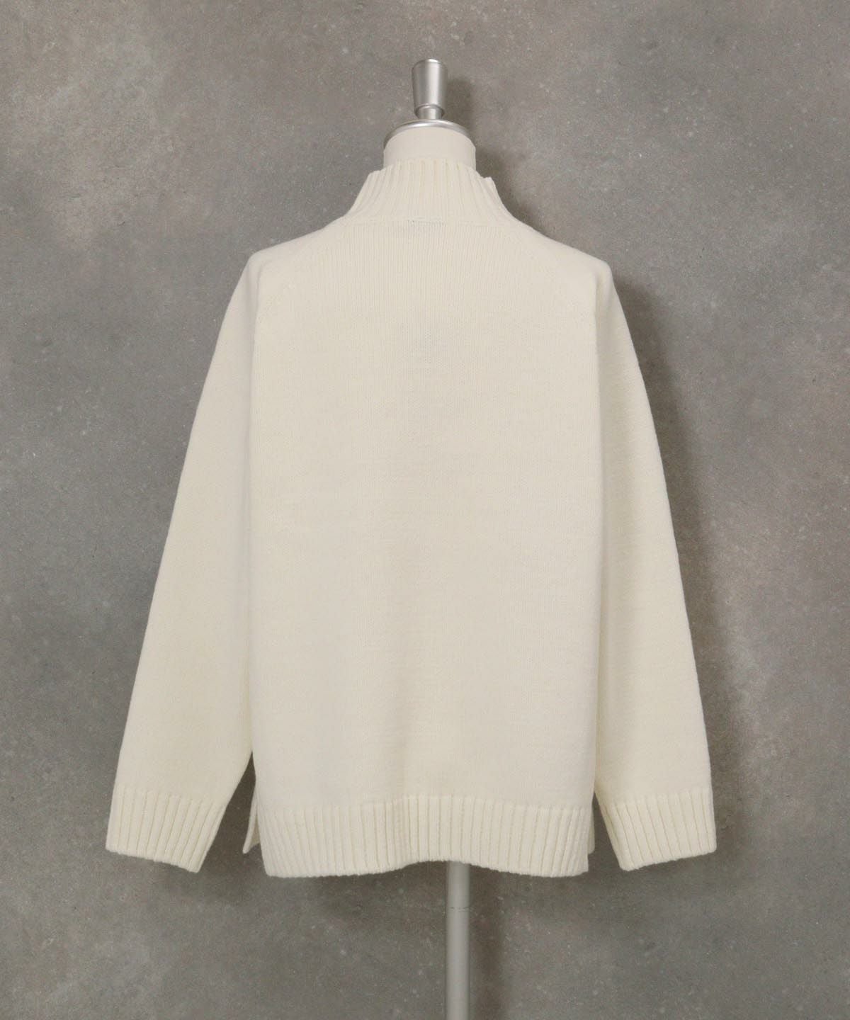 ウール混パイル風ポケットニット後ろ（ホワイト）