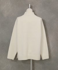 ウール混パイル風ポケットニット後ろ（ホワイト）