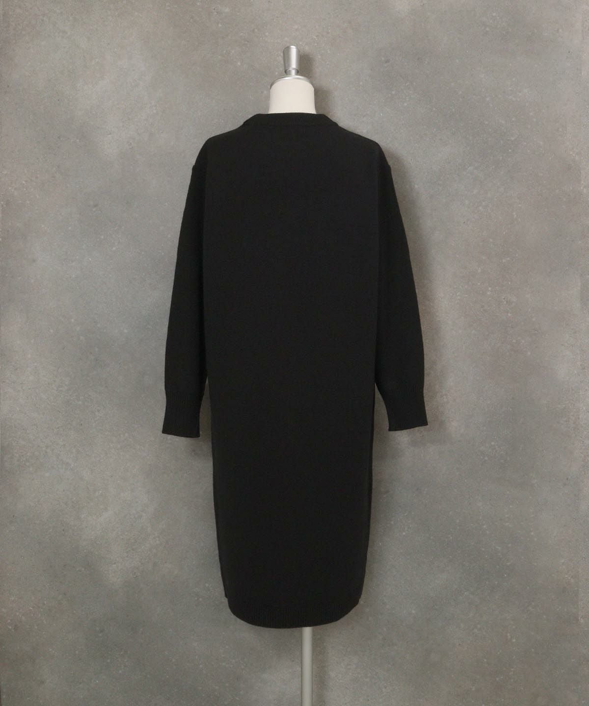 ウール混ロゴニットワンピース後ろ（ブラック）