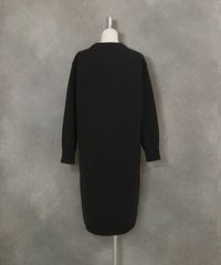 ウール混ロゴニットワンピース後ろ（ブラック）