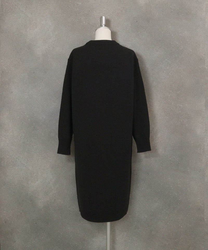 ウール混ロゴニットワンピース後ろ（ブラック）