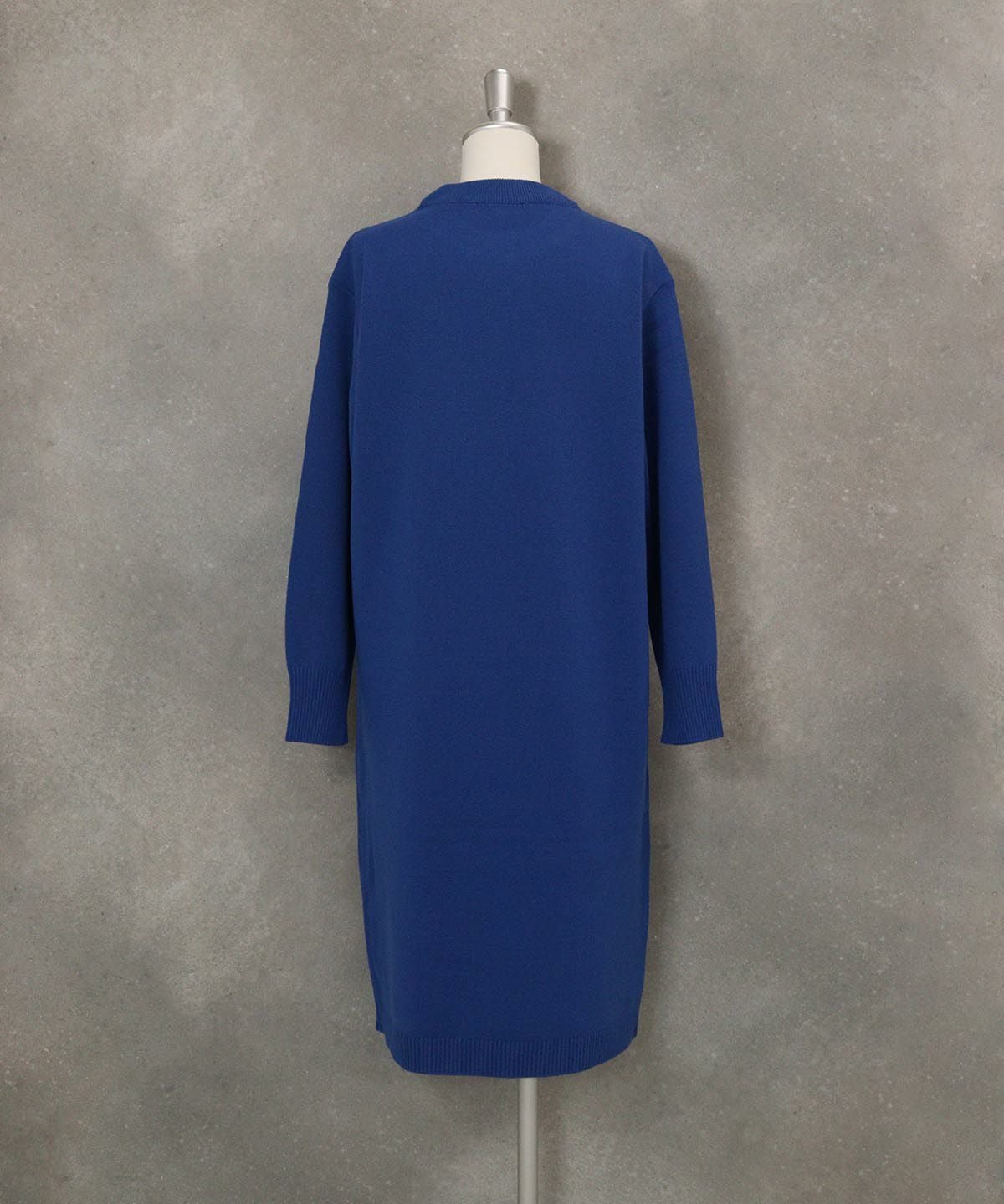ウール混ロゴニットワンピース後ろ（ブルー）