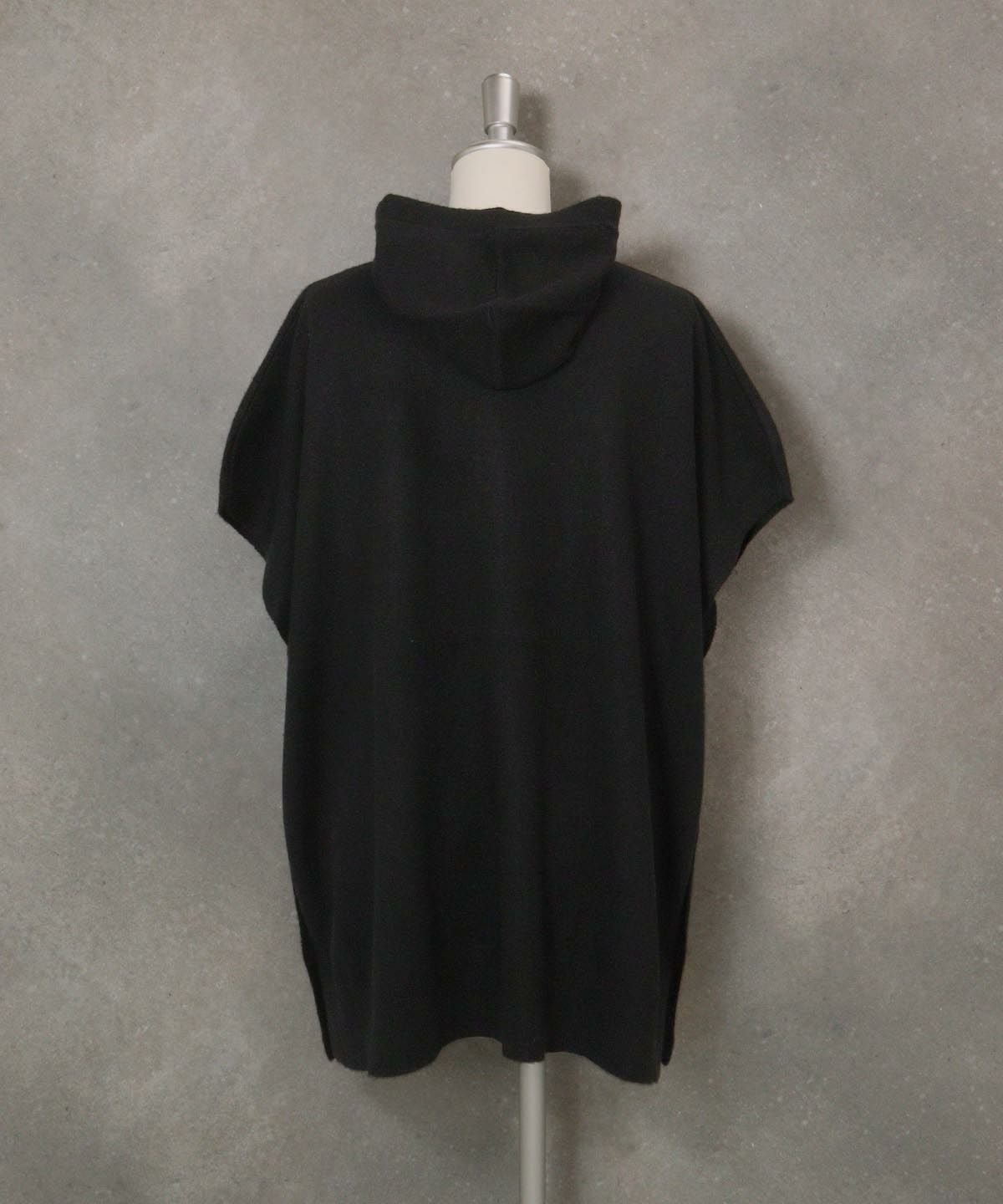 カシミヤ100％ポンチョ風ベスト後（ブラック）