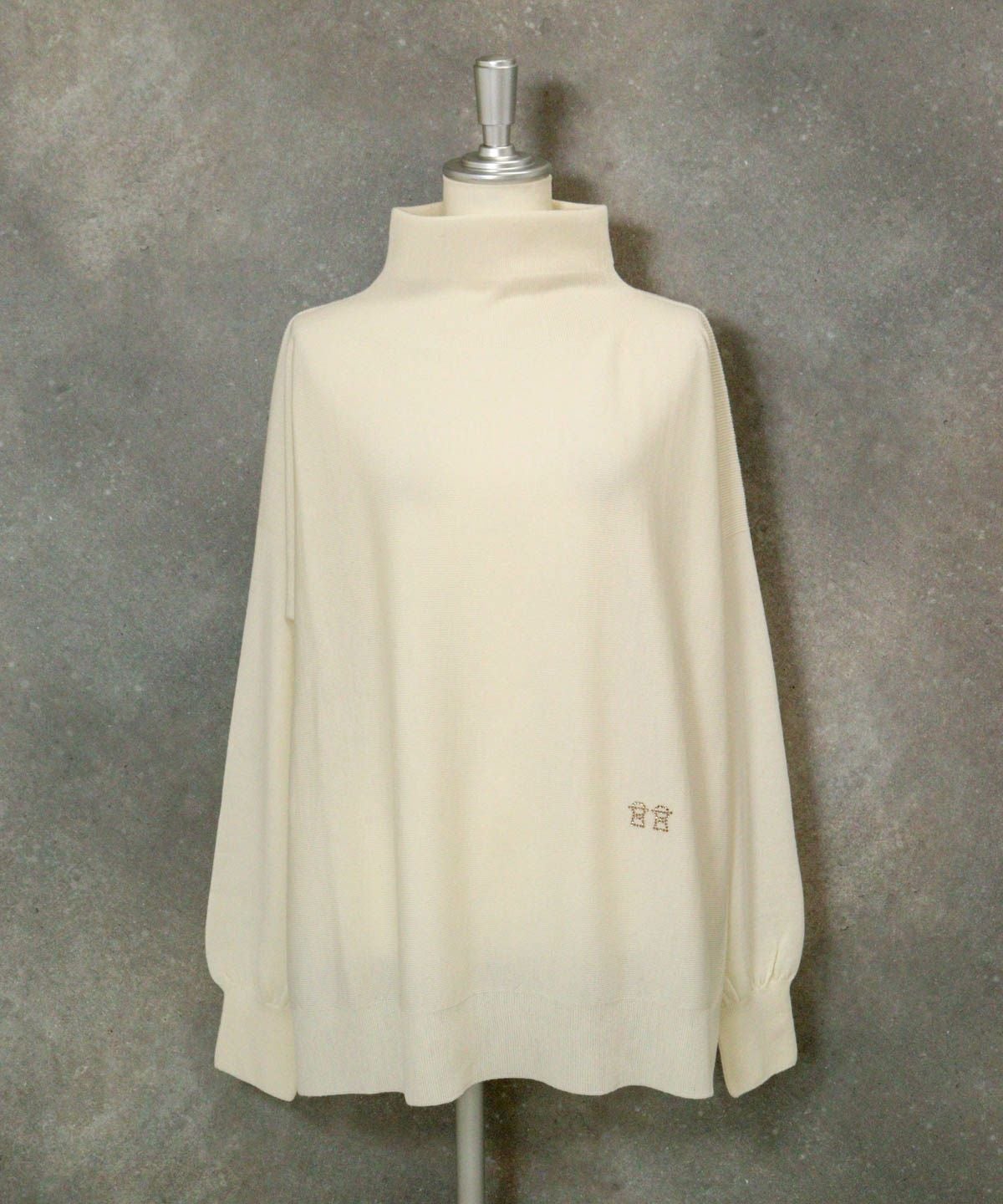 ウール100％ポイントストーンニット（ホワイト)