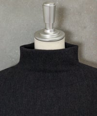 首元部分（グレー）