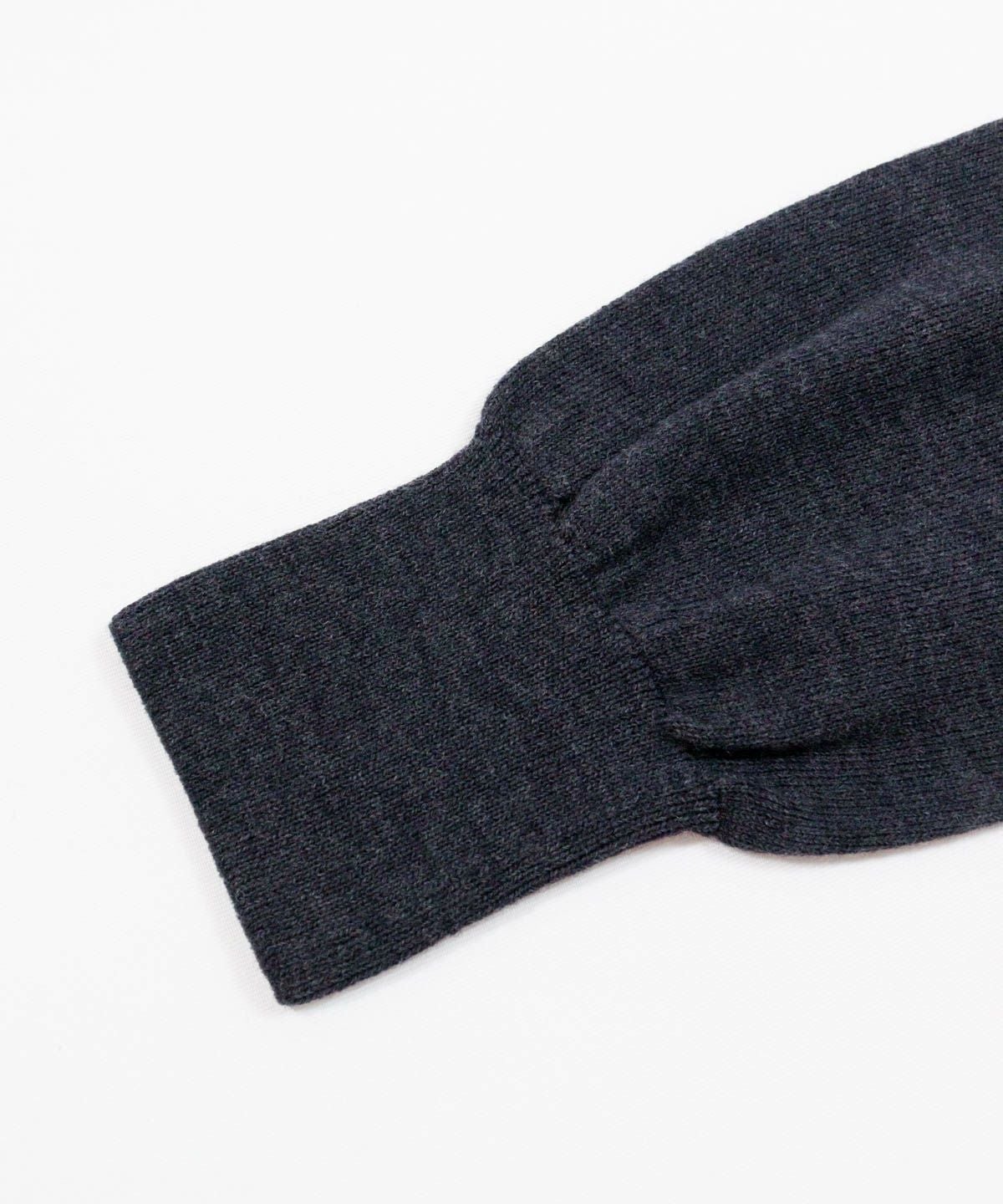 袖口部分（グレー）